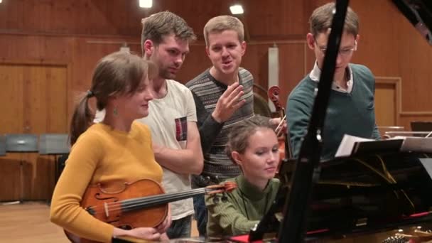 Musiciens à cordes avec un piano discutent de la répétition et bavarder — Video