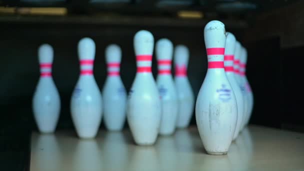 Pauvre boule de bowling frapper broches — Video