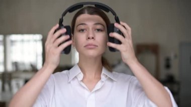 Kadın kulaklık takar, müzik açar, gözlerini kapatır ve ruh hali düzelir.