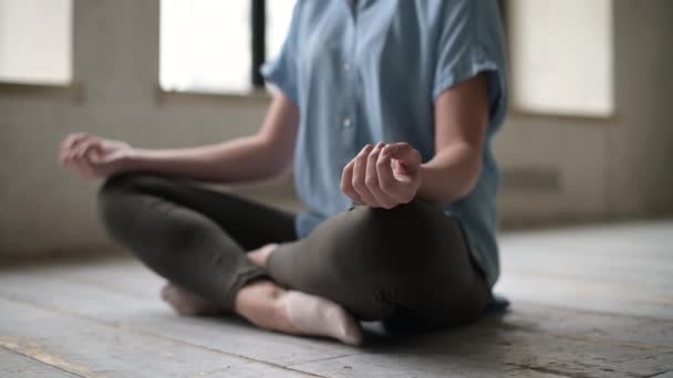 Рука медитирующей девушки в позе лотоса — стоковое видео