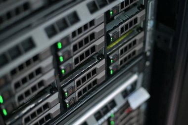 Sunucu dolabındaki sabit disk. Bokeh ve bilgi kayıt süreci