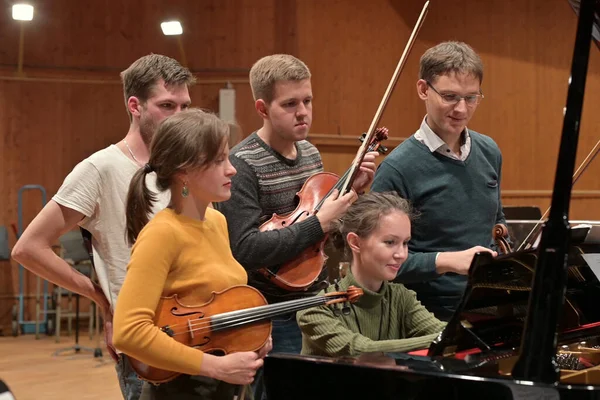 Communication of young people in the process of learning to play ...