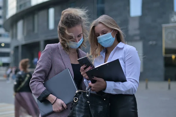 Deux Jeunes Femmes Masquées Employées Bureau Collègues Discutent Leurs Affaires — Photo