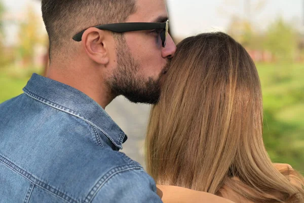 Ein Mann Küsst Sanft Eine Junge Frau Blick Von Hinten — Stockfoto
