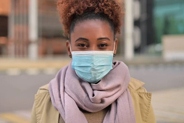 Jeune Femme Noire Attrayante Dans Masque Médical Souriant Gros Plan — Photo