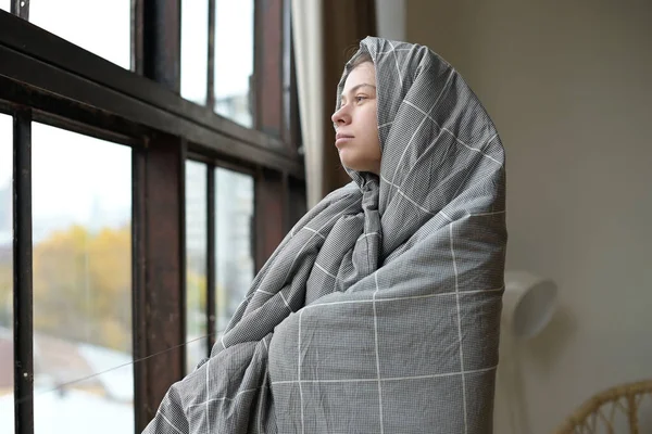 Uma Jovem Envolta Cobertor Fica Perto Janela Olha Para Rua — Fotografia de Stock