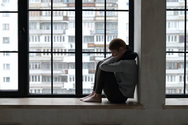 Uma Jovem Doentia Está Triste Peitoril Janela Apartamento Cidade Depressão — Fotografia de Stock