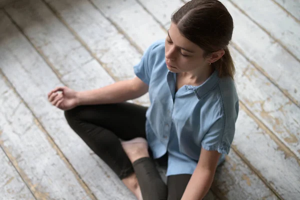 Junge Meditierende Frau Sitzt Auf Dem Boden Einer Leeren Bauwohnung — Stockfoto