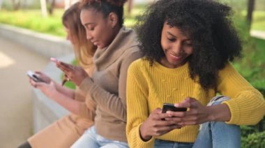 Kadın sosyal ağda geziniyor ya da telefonundaki fotoğraflara bakıyor.
