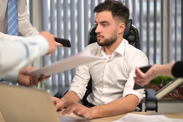 Prisa Del Trabajo Los Compañeros Los Gerentes Desciende Sobre Manager — Foto de Stock