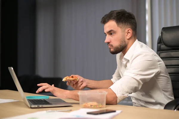 Hombre Cansado Oficina Saca Contenedor Pizza Pastel Comienza Comer Continúa — Foto de Stock