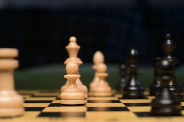 Satranç tahtasındaki rakamların kazanılması ve kaybedilmesi, oyuna yakın çekim