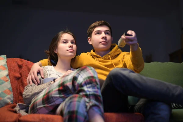 Jovem Namorada Sentam Sofá Ligam Televisão Noite Lazer Jovem Casal — Fotografia de Stock