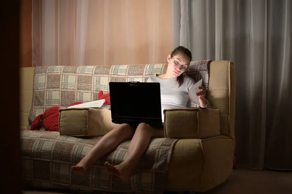 Młoda Kobieta Pracuje Wieczorem Laptopie Siedzi Domu Kanapie Kobieta Bada Obraz Stockowy