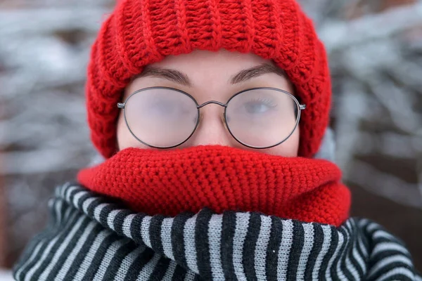 Portret Młodej Kobiety Zamglonych Okularach Zewnątrz Mroźny Śnieżny Dzień Aparat Zdjęcia Stockowe bez tantiem