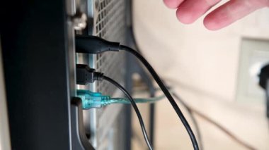 Masaüstü sistem ünitesinden aygıtlar kesiliyor.