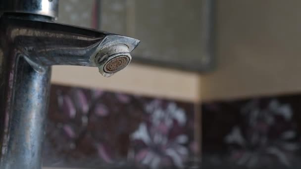 Close-up of a dirty faucet from which water is dripping, slow motion — Stock Video