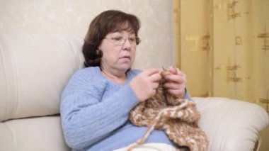 Eşarp ören bir kadının yakın çekimi.