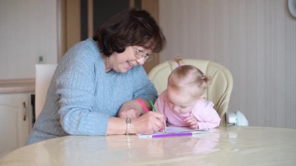 Babička učí malou vnučku kreslit — Stock video