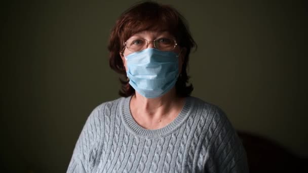 Une retraitée enlève son masque médical et soupire avec soulagement et sourire — Video