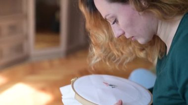 Nakışçı bir kızın yakın çekimi.