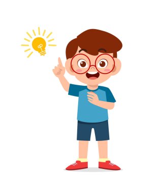 Fikir lambası işareti olan mutlu, küçük çocuk.