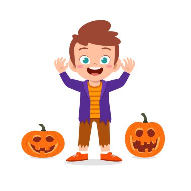 Küçük tatlı çocuk ve kız Cadılar Bayramı 'nı kutluyor. Frankenstein canavar kostümü giyiyor.