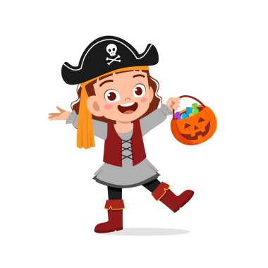 Küçük tatlı çocuk ve kız Cadılar Bayramı 'nı korsan kostümü giyerek kutluyor.