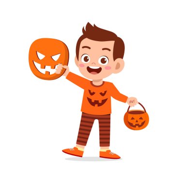 Küçük tatlı çocuk ve kız Cadılar Bayramı 'nı kutluyor. Balkabağı canavarı kostümü giyiyor.