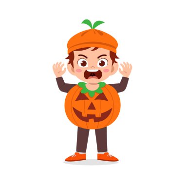 Küçük tatlı çocuk ve kız Cadılar Bayramı 'nı kutluyor. Balkabağı canavarı kostümü giyiyor.