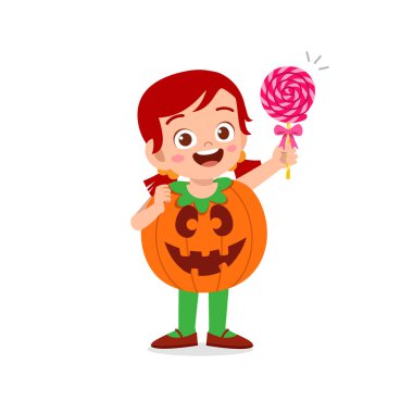 Küçük tatlı çocuk ve kız Cadılar Bayramı 'nı kutluyor. Balkabağı canavarı kostümü giyiyor.