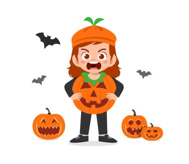 Küçük tatlı çocuk ve kız Cadılar Bayramı 'nı kutluyor. Balkabağı canavarı kostümü giyiyor.