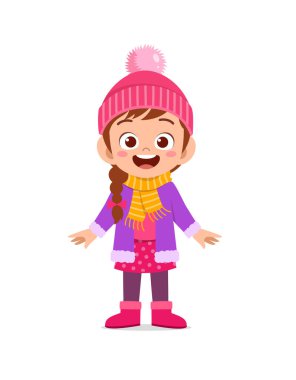 Mutlu küçük çocuk kış sezonunda oynar ve ceket giyer. Çocuk gülümsemesi kalın kıyafetler giyiyor.