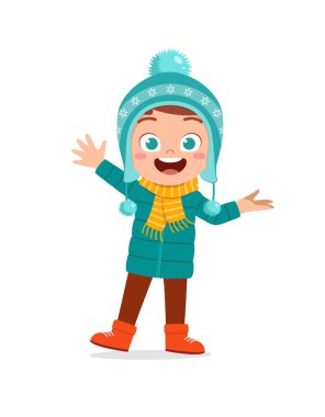 Mutlu küçük çocuk kış sezonunda oynar ve ceket giyer. Çocuk gülümsemesi kalın kıyafetler giyiyor.