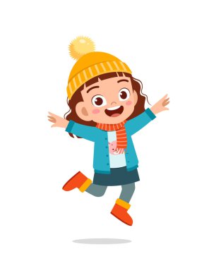 Mutlu küçük çocuk kış sezonunda oynar ve ceket giyer. Çocuk gülümsemesi kalın kıyafetler giyiyor.