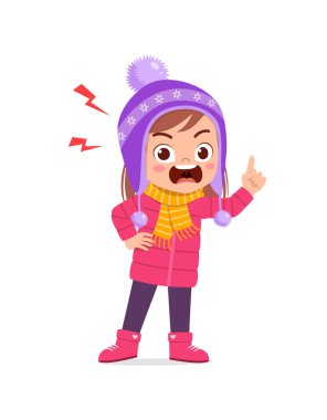 Kızgın küçük çocuk kış mevsiminde çığlık atıyor ve ceket giyiyor. Çocuk kalın giysiler içinde bağırıyor.