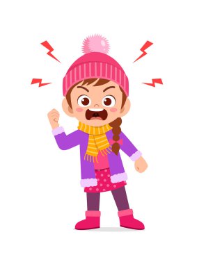 Kızgın küçük çocuk kış mevsiminde çığlık atıyor ve ceket giyiyor. Çocuk kalın giysiler içinde bağırıyor.