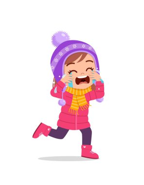 Küçük üzgün çocuk kış mevsiminde ağlar ve ceket giyer. Çocuk kalın giysiler içinde ağlıyordu.