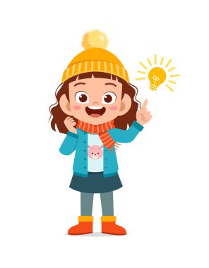 Kış mevsiminde ceketini giy. Düşünen ve kalın giysiler giyen çocuk.