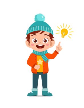 Kış mevsiminde ceketini giy. Düşünen ve kalın giysiler giyen çocuk.