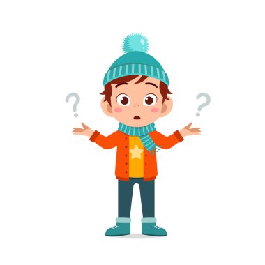 Mutlu, küçük, şirin, kafası karışık ve kış mevsiminde ceket giyiyor. Düşünen ve kalın giysiler giyen çocuk.