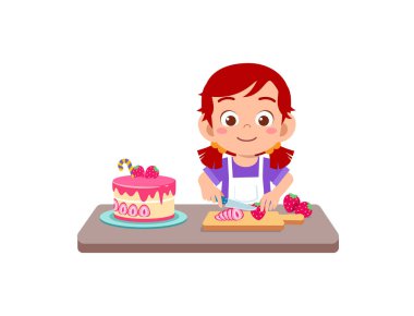 Küçük tatlı bir çocuk ve kız doğum günü pastası pişiriyorlar.