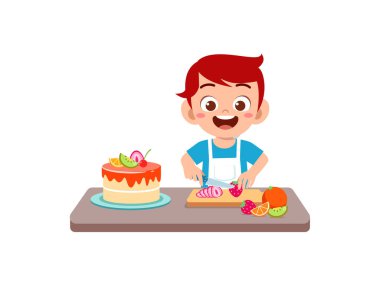 Küçük tatlı bir çocuk ve kız doğum günü pastası pişiriyorlar.