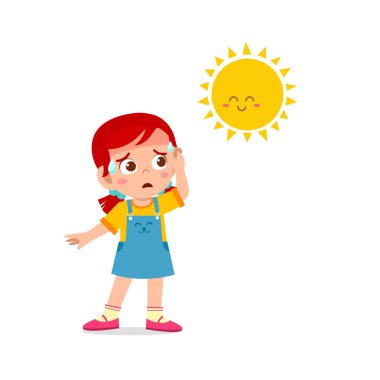 Mutlu tatlı çocuk ve kız yaz mevsiminde sıcak hava nedeniyle çok susarlar.