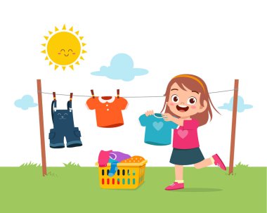 Küçük çocuk ev işlerine yardım ediyor ve çamaşırları kurutuyor.
