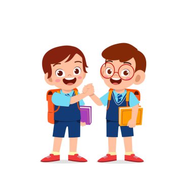 Küçük şirin çocuk arkadaşıyla el ele tutuşuyor.