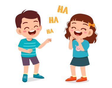 Küçük oğlan ve küçük kız birlikte gülüyorlar.