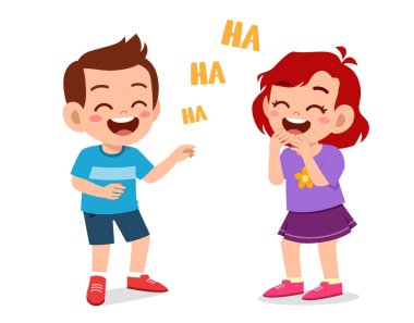 Küçük oğlan ve küçük kız birlikte gülüyorlar.
