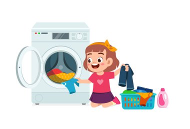 Mutlu şirin çocuk çamaşır makinesiyle çamaşır yıkıyor.
