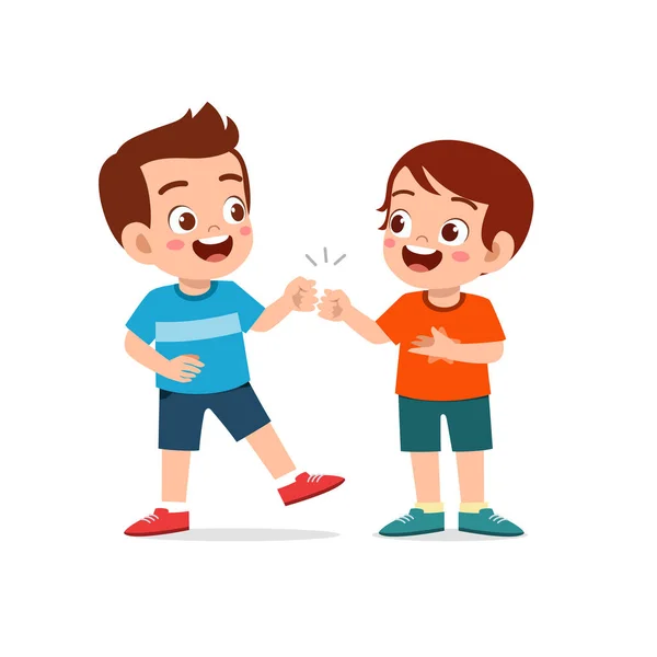 可爱的小男孩和他的朋友一起玩兄弟拳 — 图库矢量图片
